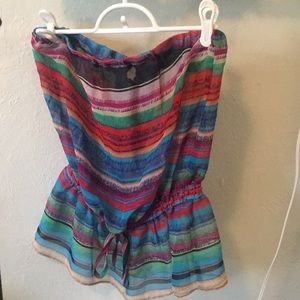 Multicolored strapless tube top.